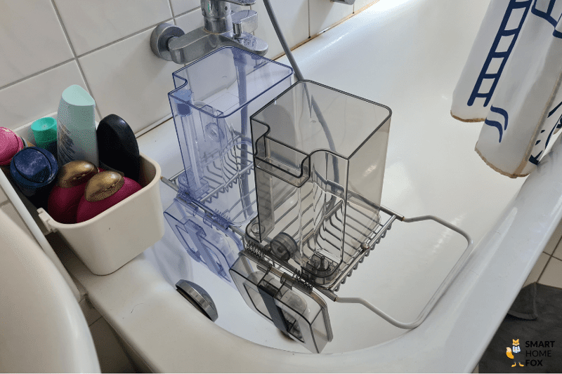 Die beiden Kanister des Ecovacs Deebot X1 Turbo wurden nach dem Waschen zum Trocknen hingestellt.